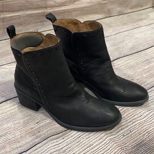 Donald J. Pliner black ankle boot sz 6